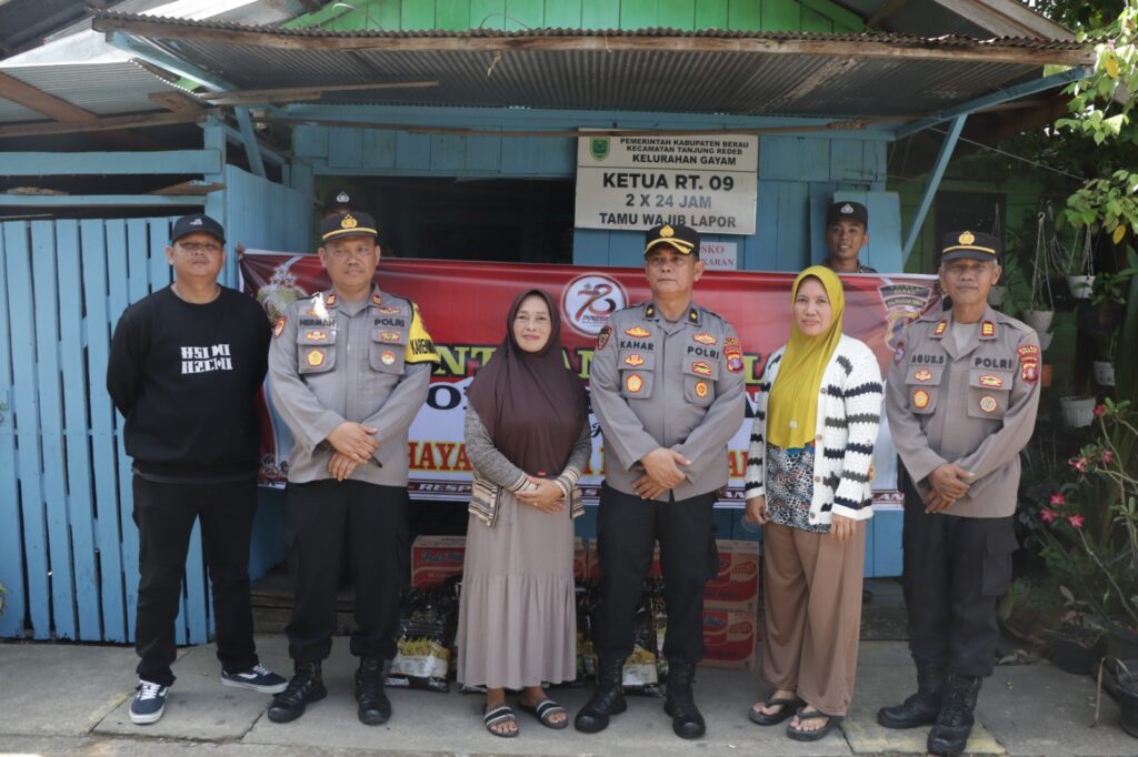 Polres Berau Laksanakan Bantuan Sosial Bagi Korban Kebakaran dalam Rangka HUT Bhayangkara Ke-78 WhatsApp Image 2024 06 16 at 14.51.42 90c6469d