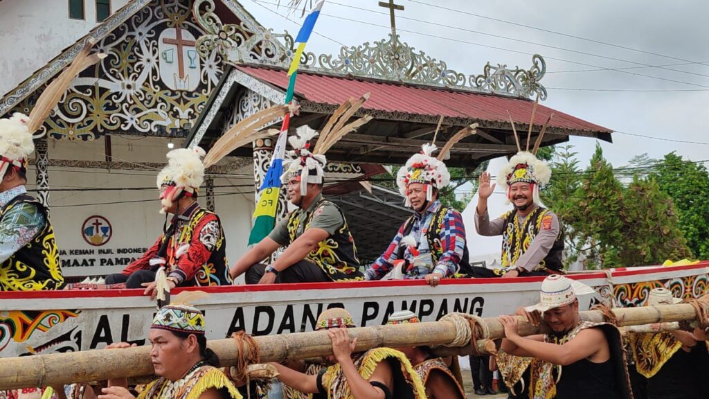 Kapolsek Sungai Pinang Hadiri Pembukaan Festival Adat Budaya Dayak Kenyah Dalam Rangka Syukuran Pasca Panen Dan HUT Desa Budaya Pampang Ke-51 Tahun 2024 WhatsApp Image 2024 06 21 at 09.45.03 c71c0e8b