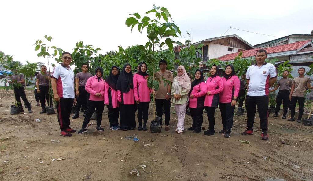 Hijaukan Lingkungan Mapolresta, Ibu Ketua Bhayangkari Cabang Balikpapan Laksanakan Penanaman Pohon WhatsApp Image 2024 06 21 at 17.08.13 9820995f
