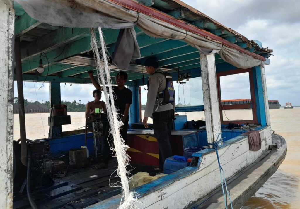 Sambangi Penyedia Jasa Transportasi Air, Satpolairud Polres Kukar Gencar Imbau Pentingnya Keselamatan WhatsApp Image 2024 06 22 at 09.11.50 a6558a6c