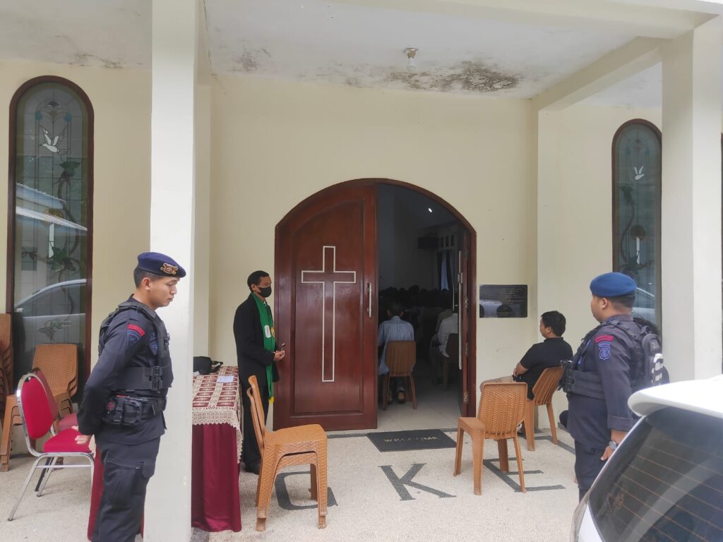 Pastikan Situasi Aman Dan Nyaman, Personil Batalyon A Pelopor Satbrimob Polda Kaltim Lakukan Patroli Pengamanan Di Gereja WhatsApp Image 2024 06 23 at 11.39.38