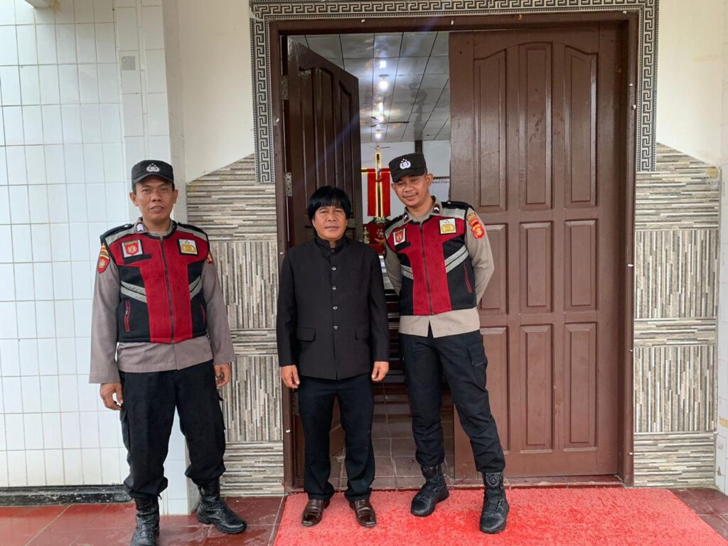 Polsek Penajam Lakukan Pengamanan dan Patroli Ibadah Minggu di Gereja-Gereja WhatsApp Image 2024 06 23 at 13.03.01