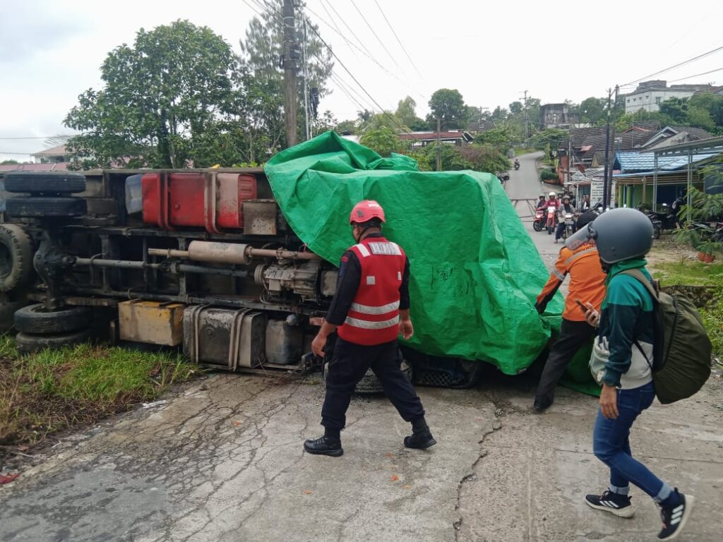 Respon Cepat, Personil Batalyon A Pelopor Satbrimob Polda Kaltim Bantu Evakuasi Truk Terguling Di Tanjakan Bukit Cinta Balikpapan WhatsApp Image 2024 06 24 at 11.24.15