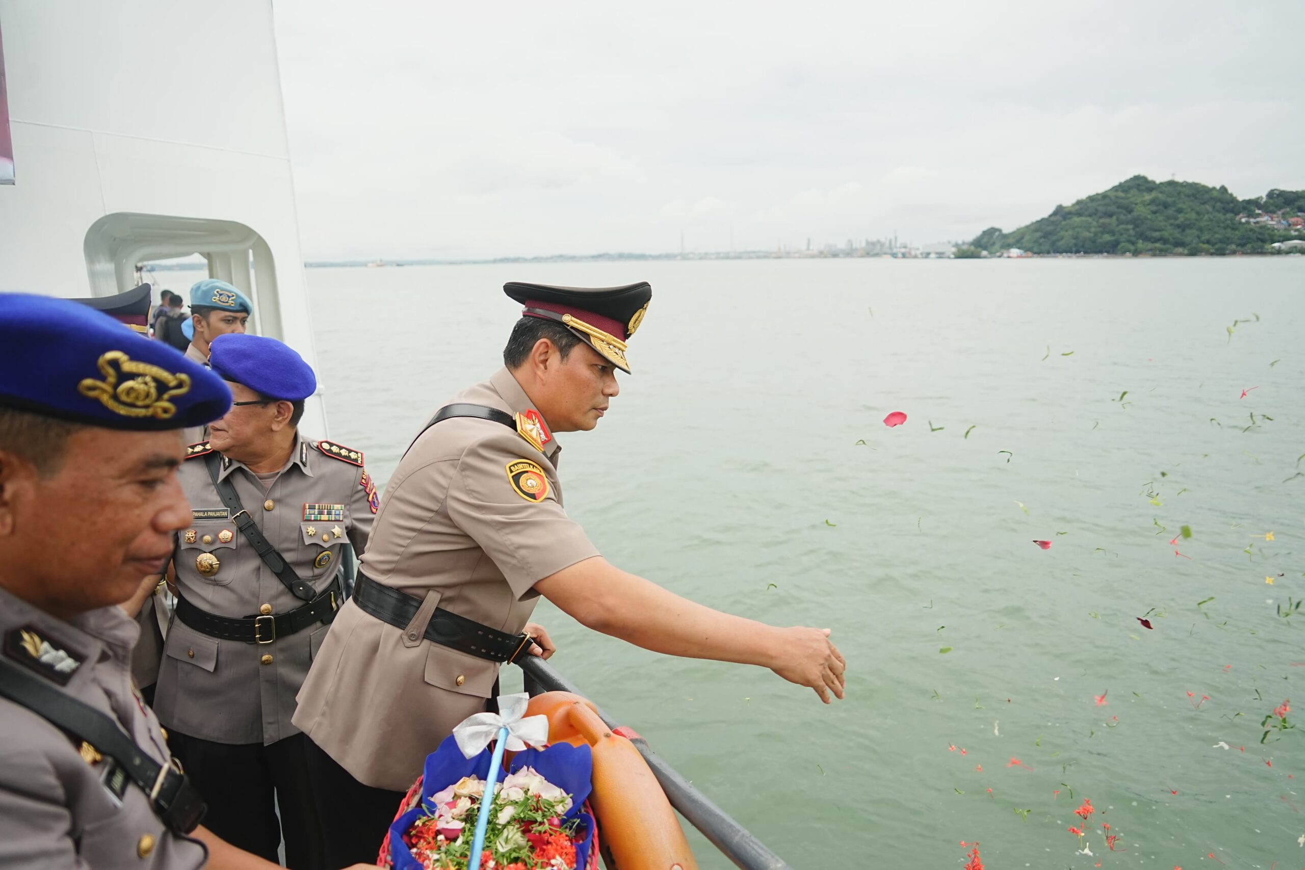 Momentum Hari Bhayangkara Ke-78, Polda Kaltim Gelar Upacara Tabur Bunga 2 WhatsApp Image 2024 06 24 at 13.00.18 scaled