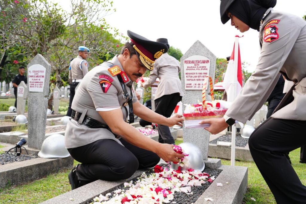 Jelang HUT Bhayangkara Ke-78, Jajaran Mabes Polri Ziarah ke TMP Kalibata WhatsApp Image 2024 06 25 at 11.41.23 1566a0ce