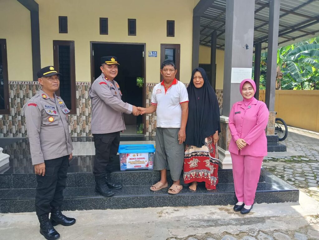 HUT Bhayangkara Ke-78, Kapolsek Palaran Anjangsana Sekaligus Salurkan Baksos Kepada Purnawirawan Polri WhatsApp Image 2024 06 27 at 14.47.32