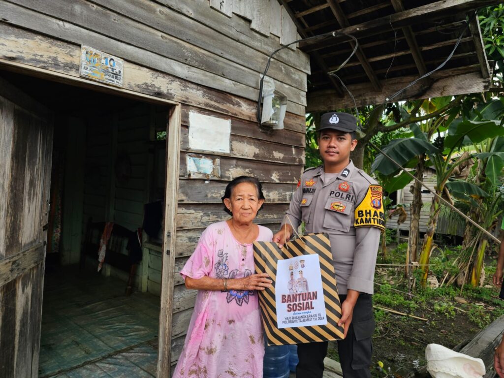 Polsek Penyinggahan Membagikan Bansos Kepada Masyarakat Menjelang HUT Bhayangkara 78 WhatsApp Image 2024 06 28 at 09.24.51 152917ed