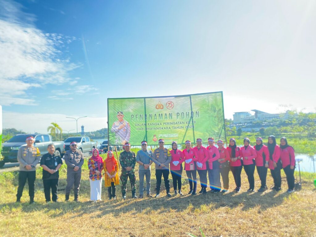 HUT Bhayangkara Ke-78, Polres Paser Gelar Penanaman Pohon Di Telaga Ungu Tanah Grogot WhatsApp Image 2024 06 28 at 10.36.21