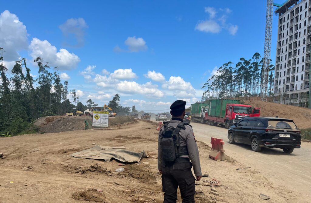 Pastikan Sitkamtibmas Aman Dan Kondusif, Personil Satgas Ops.Nusantara Mahakam Rutin Gelar Patroli Secara Intensif Di Kawasan Pembangunan IKN WhatsApp Image 2024 06 28 at 10.38.24