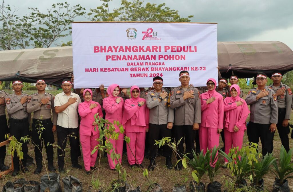 Bhayangkari Polres Penajam Paser Utara Peringati Hari Kesatuan Gerak Bhayangkari ke-72 dengan Penanaman Pohon WhatsApp Image 2024 06 28 at 15.42.53 ca3c5b73