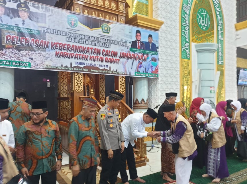 Pastikan Situasi Kondusif, Wakapolres Kubar Hadiri Pelepasan Pemberangkatan Calon Jama’ah Haji kubar