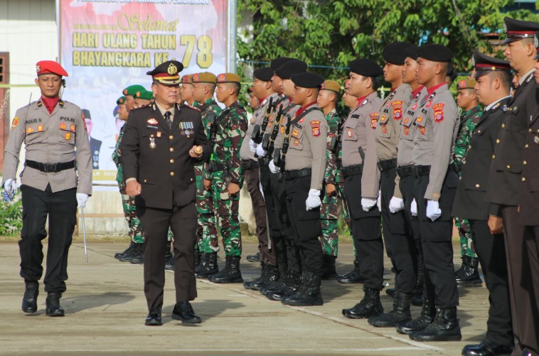 Kapolres Mahulu Pimpin Upacara Hari Bhayangkara ke-78, Tegaskan Dukungan Polri untuk Pembangunan Mahakam Ulu WhatsApp Image 2024 07 02 at 10.47.12