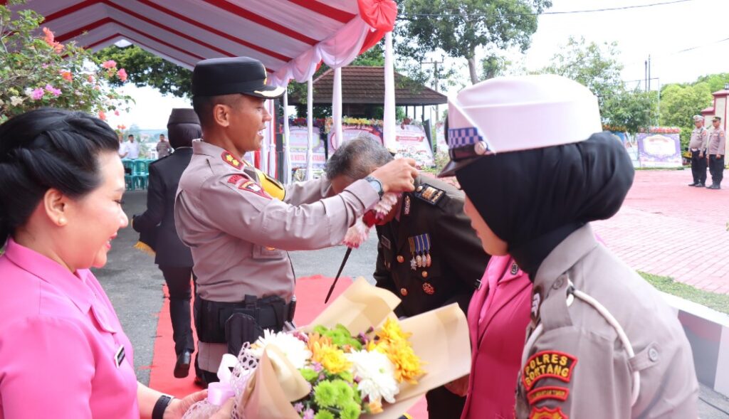 Polres Bontang Gelar Upacara Wisuda Purna Bakti: Menghargai Pengabdian Abadi di Hari Bhayangkara ke-78 WhatsApp Image 2024 07 02 at 13.20.471