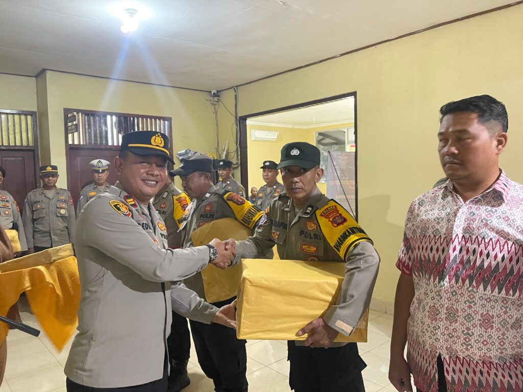 Kapolsek Muara Jawa Berikan Apresiasi dan Penghargaan dalam Peringatan Hari Bhayangkara ke-78 WhatsApp Image 2024 07 03 at 10.25.07 938f5aba