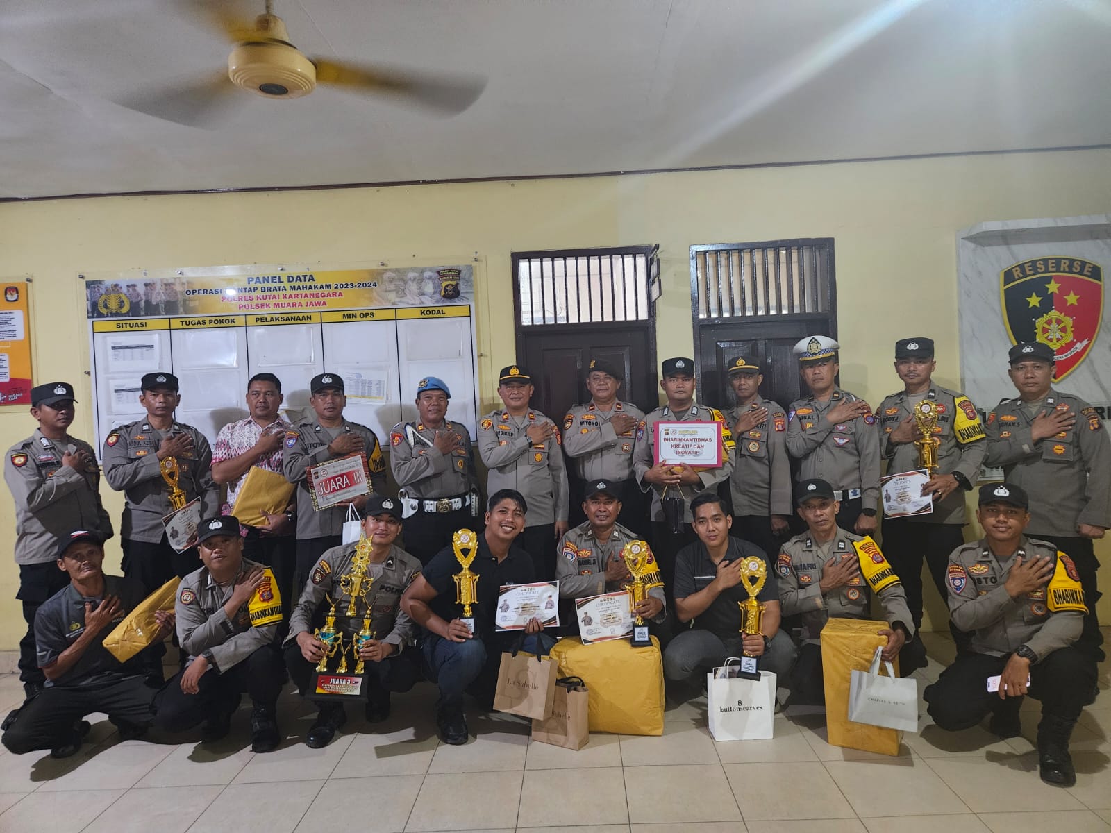 Kapolsek Muara Jawa Berikan Apresiasi dan Penghargaan dalam Peringatan Hari Bhayangkara ke-78 1 WhatsApp Image 2024 07 03 at 10.25.07 d5ad0c08