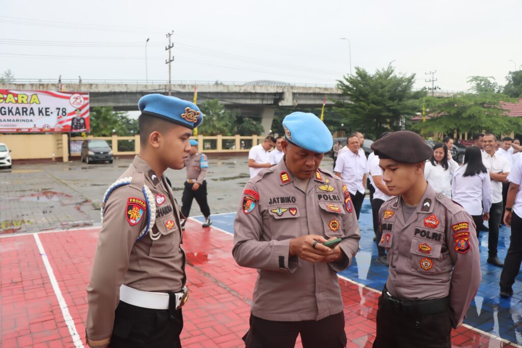 Bersihkan Polresta Samarinda dari Judi Online: Sipropam Lakukan Pemeriksaan Handphone Personel WhatsApp Image 2024 07 04 at 11.03.45 f1ad30f4