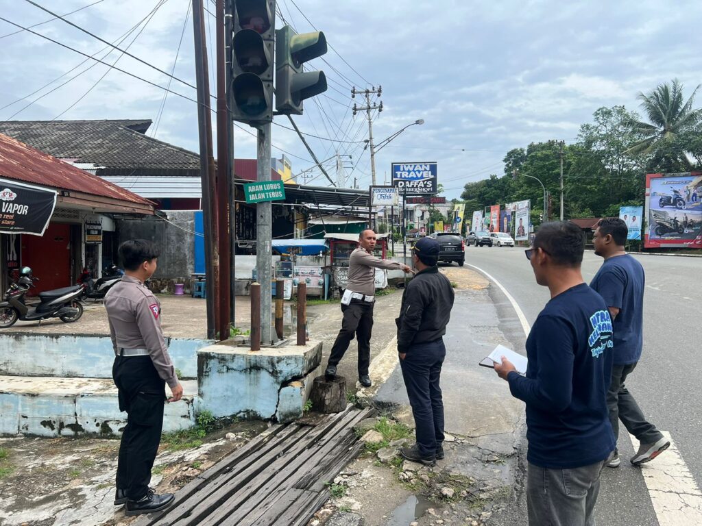 Sat Lantas dan Dishub Bontang Periksa Traffic Light dan Rambu-Rambu untuk Pastikan Keamanan Lalu Lintas WhatsApp Image 2024 07 04 at 11.26.22 b3d6eac8