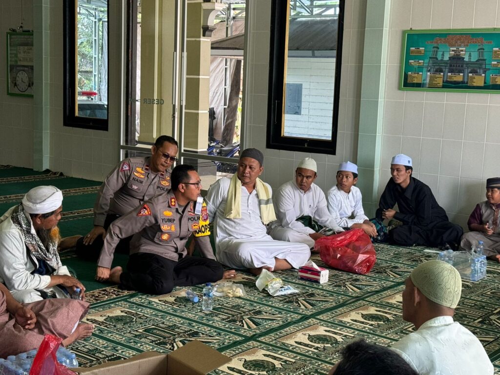 Jumat Curhat Polres Paser: Kapolres Berinteraksi Langsung dengan Santri untuk Jaga Keamanan dan Silaturahmi WhatsApp Image 2024 07 06 at 10.30.17