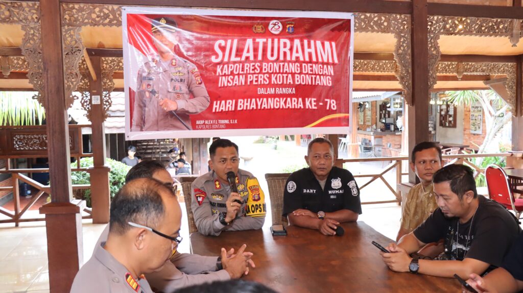 Kapolres Bontang Jalin Sinergi dengan Media dalam Silaturahmi Terbuka WhatsApp Image 2024 07 06 at 19.16.53 383b4184