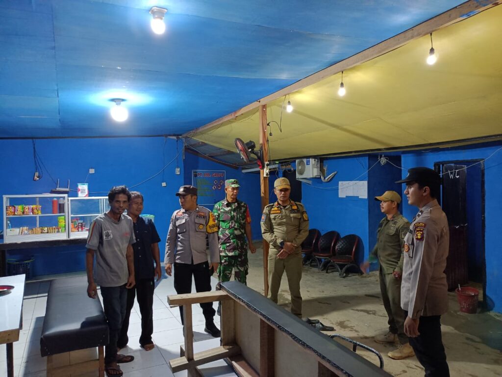 Patroli Gabungan Polsek Babulu Bersama TNI dan Satpol PP, Ciptakan Kamtibmas Jelang Pilkada WhatsApp Image 2024 07 07 at 10.00.06 4398eb75
