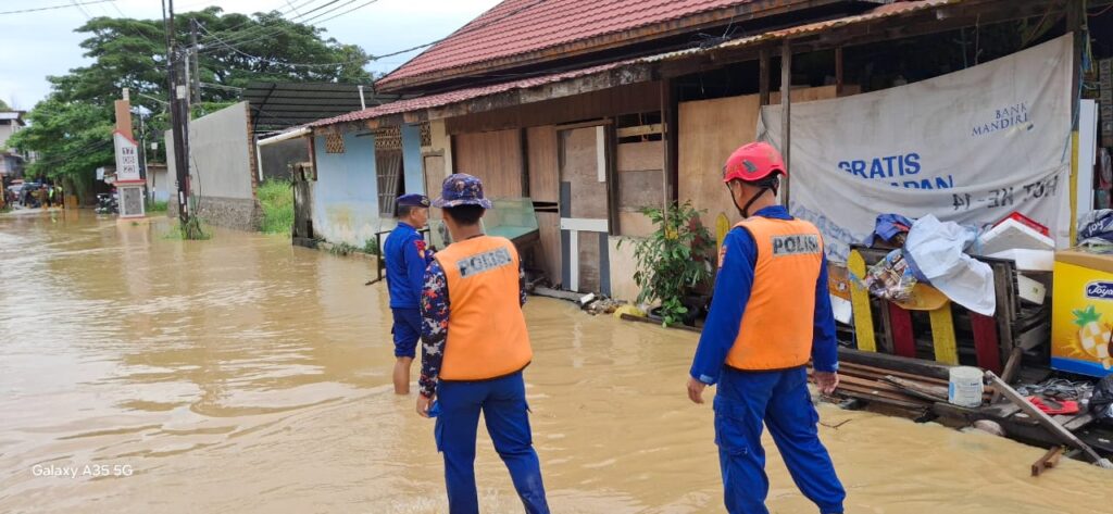 Gerak Cepat Tim SAR Ditpolairud Polda Kaltim: Bantu Warga Balikpapan Terdampak Banjir dengan Cepat dan Efektif WhatsApp Image 2024 07 09 at 11.51.18