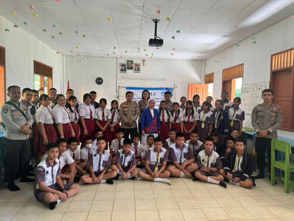 Sat Lantas Polres Kutai Barat Edukasi Pelajar SMPK Linggang Bigung tentang Keselamatan Berlalu Lintas dan Pemilu Damai 2024 WhatsApp Image 2024 07 11 at 07.12.35 8dd167f1