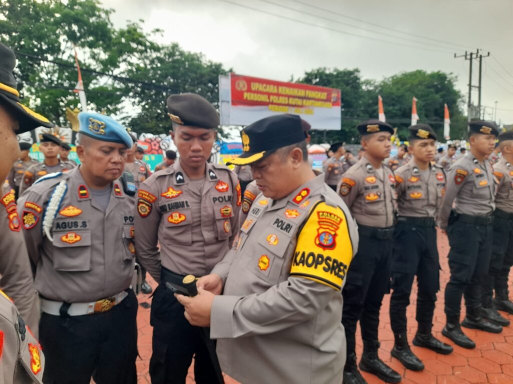 Kapolres Kukar Gelar Razia HP Personel, Pastikan Tidak Ada yang Terlibat Judi Online WhatsApp Image 2024 07 11 at 08.12.46 699faab5