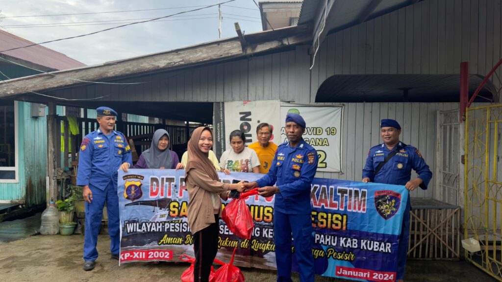 Sambang Nusa Presisi: Ditpolairud Polda Kaltim Edukasi Nelayan dan Salurkan Bantuan di Desa Saliki, Muara Badak WhatsApp Image 2024 07 11 at 14.17.13 ec55e937
