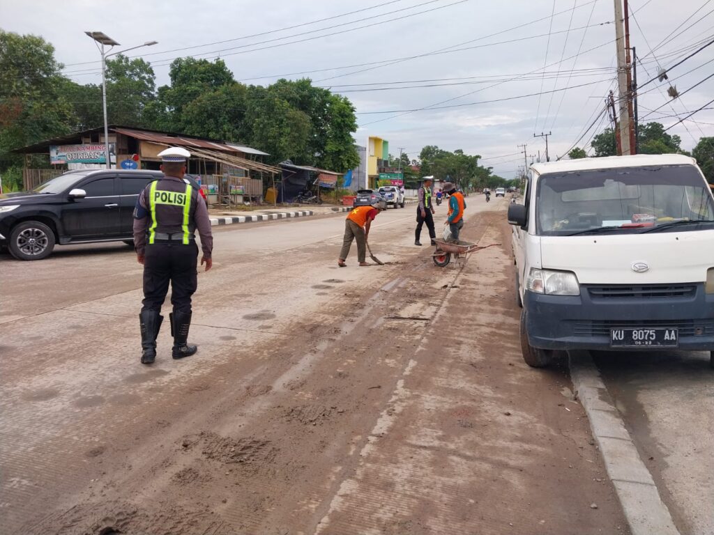 Patroli Kamseltibcar Lantas oleh Unit Turjawali Sat Lantas Polres Berau: Ciptakan Lalu Lintas Aman dan Tertib WhatsApp Image 2024 07 12 at 12.13.44 3431dea3
