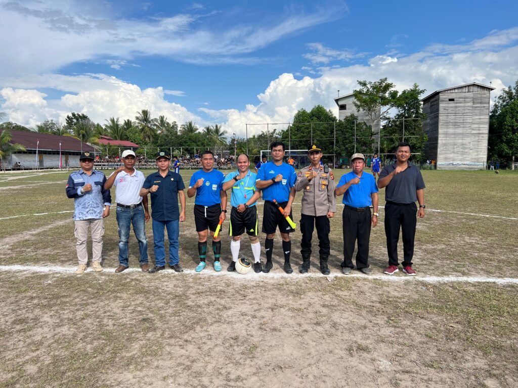 Personil Polsek Jempang Laksanakan Pengamanan Pembukaan Turnamen Sepak Bola WhatsApp Image 2024 07 15 at 10.07.10 8397f5e8