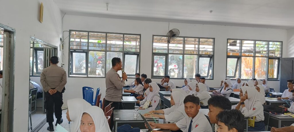 Polsek Marangkayu Laksanakan Sosialisasi Bahaya Narkoba Serta Tertib Lalu Lintas di SMAN 1 Marangkayu WhatsApp Image 2024 07 16 at 09.48.20 078c3eec