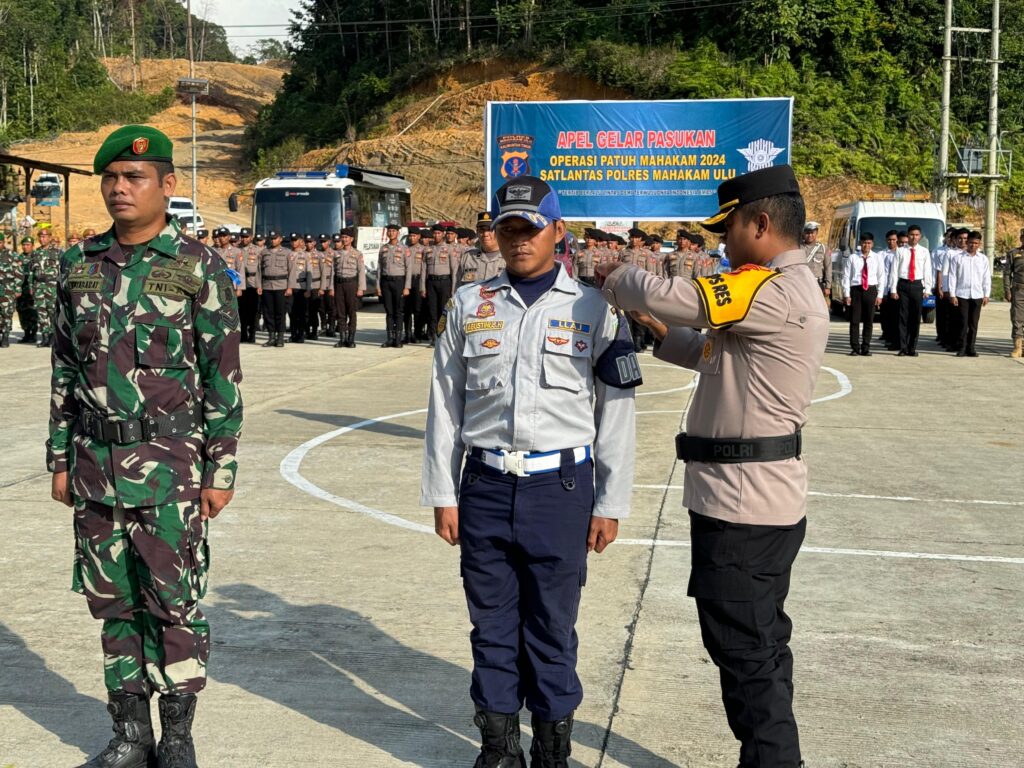 Operasi Patuh Mahakam 2024: Polres Mahakam Ulu Gelar Apel Pasukan WhatsApp Image 2024 07 16 at 11.14.00 17dd4348