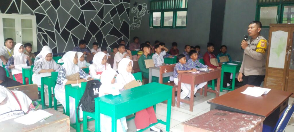 Polres Bontang Lakukan Sosialisasi Bahaya Tentang Narkoba Di MTS Kel.Loktuan WhatsApp Image 2024 07 17 at 15.12.21