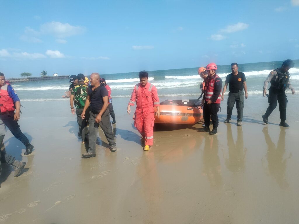 Gerak Cepat, Personil Batalyon A Satbrimob Polda Kaltim Bantu Lakukan Pencarian Anak Tenggelam Di Pantai Monpera Balikpapan WhatsApp Image 2024 07 18 at 10.13.05