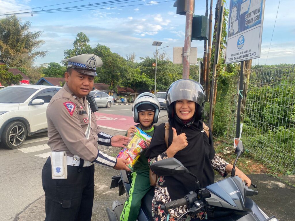 Sat Lantas Polres Bontang Bagi Souvenir kepada Pengendara yang Taat Peraturan Lalu Lintas WhatsApp Image 2024 07 19 at 09.21.22 a8d113d0