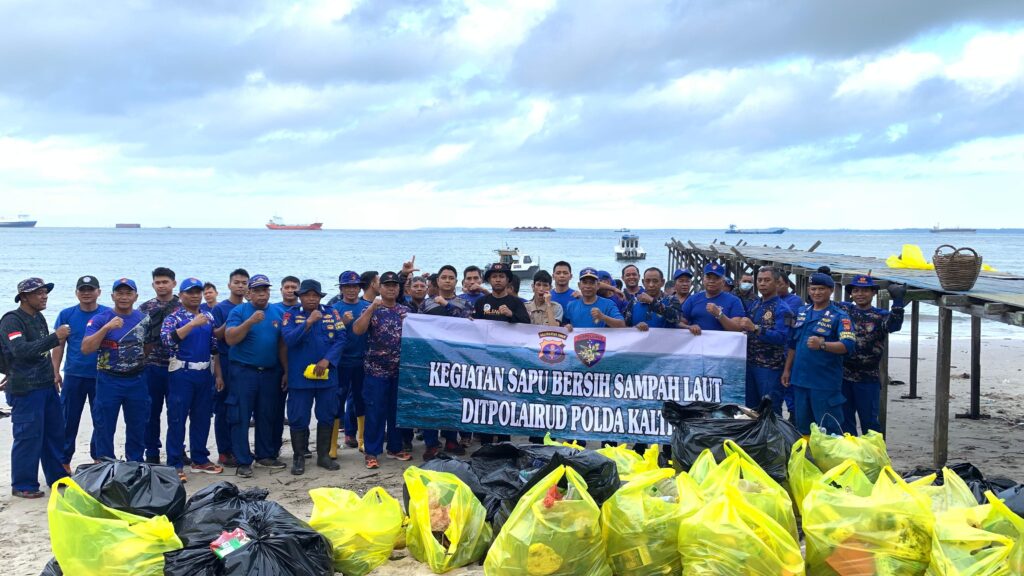 Giat Personel Ditpolairud Polda Kaltim Bersihkan Pantai Sekitar Pelabuhan Semayang Dalam Program Jum’at Bersih Laut dan Sungai WhatsApp Image 2024 07 19 at 09.42.52 4256036c