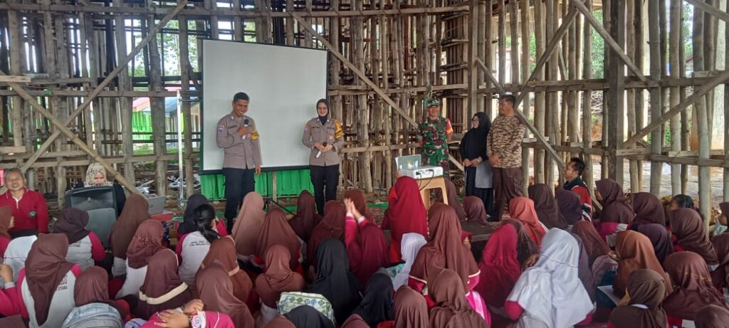 Sinergritas TNI/Polri Stop Bullying, Bhabinkamtibmas dan Babinsa Sepaku Sampaikan Himbauan Kepada Siswa WhatsApp Image 2024 07 19 at 13.13.39 3aa5f8e2