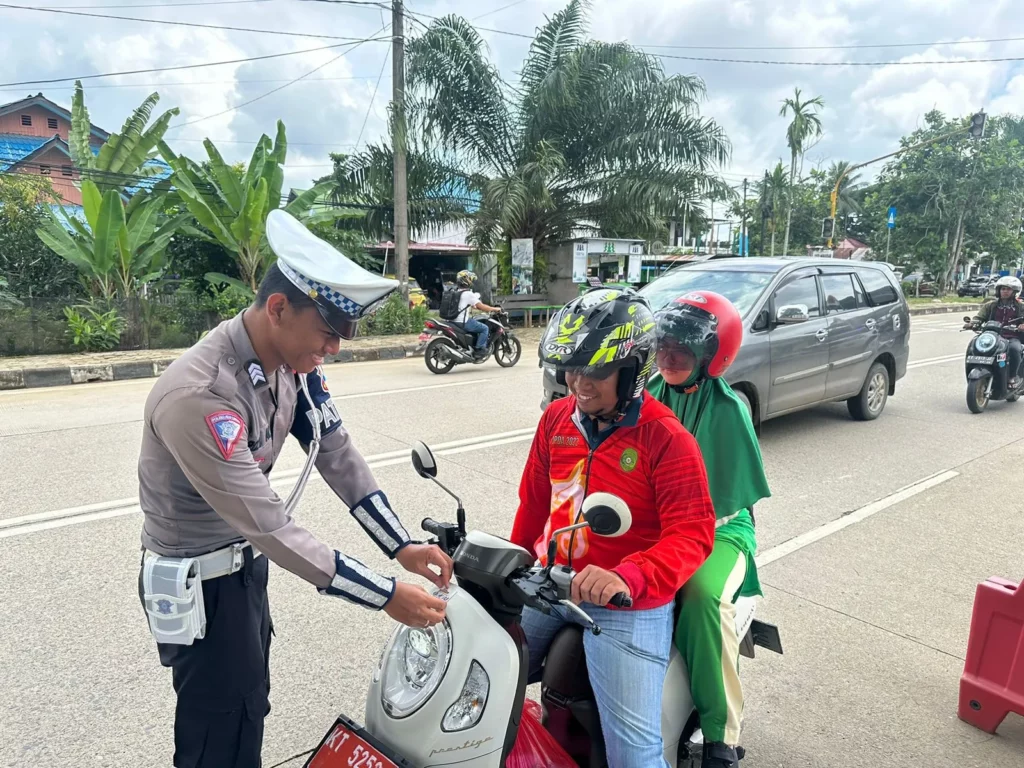 Operasi Patuh Mahakam 2024, Satlantas Polres Kukar Bagikan Stiker Tertib Berkendara WhatsApp Image 2024 07 20 at 07.26.44 ff965de4