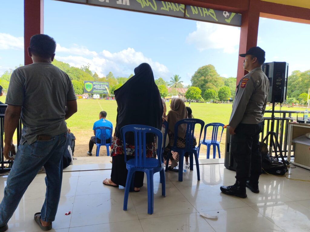 Personil Polsek Sambaliung Lakukan Pengamanan Turnamen Sepak Bola Batu Bual Cup ke-18 Di Pegat Bukur WhatsApp Image 2024 07 21 at 13.18.28