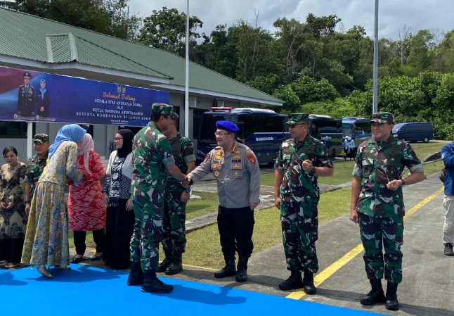 Dirpolairud Polda Kaltim Antar Kepulangan KASAU Beserta Rombongan Pasca Kunjungan Kerja Di Kaltim WhatsApp Image 2024 07 22 at 12.17.02