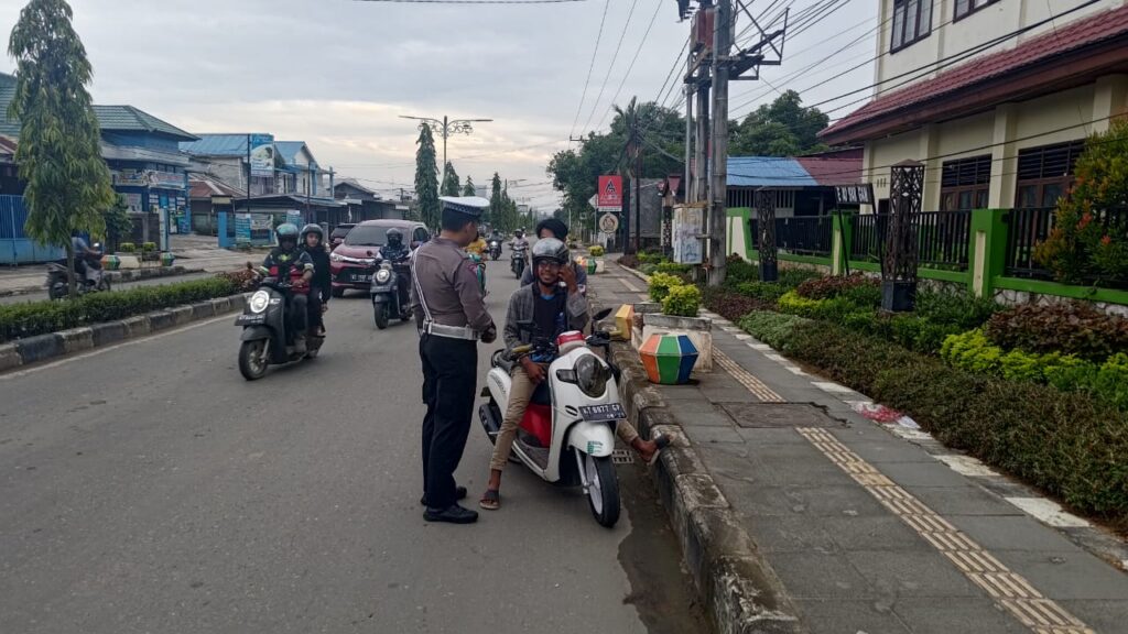 Operasi Patuh Mahakam 2024: Sat Lantas Polres Berau Gelar Hunting System Penindakan Pelanggaran WhatsApp Image 2024 07 23 at 12.59.08 138b086e
