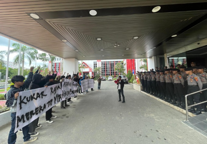 Polres Kukar Gelar Pengamanan Aksi Unjuk Rasa Di Kantor Bupati Kukar WhatsApp Image 2024 07 25 at 11.22.26
