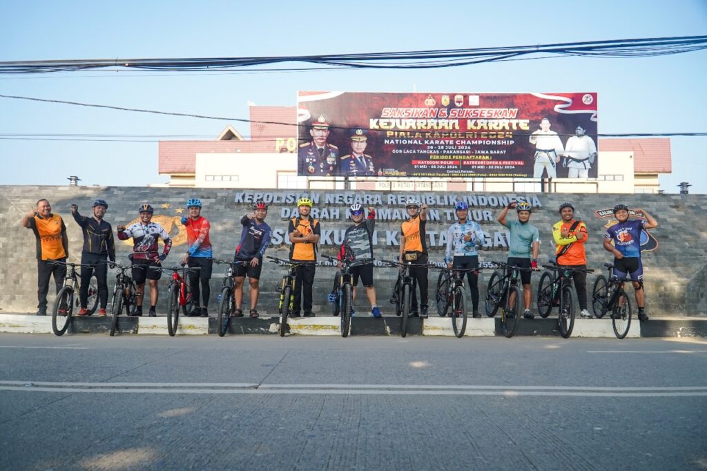 Jaga Kebugaran Tubuh, Kapolres Kutai Kartanegara Gowes Bareng Bersama Personel WhatsApp Image 2024 07 27 at 11.27.46 2eaf75e5