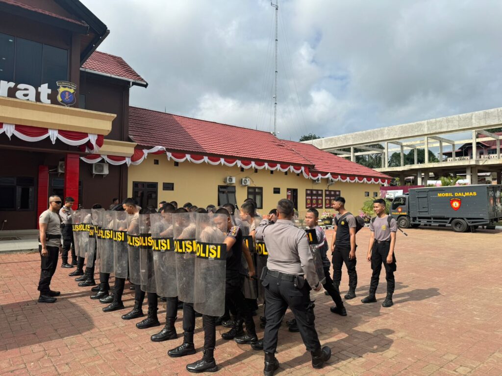 Polres Kutai Barat Gelar Latihan Dalmas Untuk Meningkatkan Kemampuan Dalam Rangka OMP Pilkada 2024 WhatsApp Image 2024 07 29 at 09.31.51