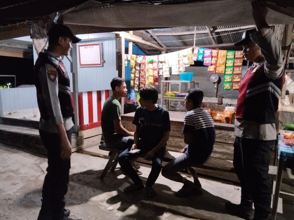 Guna Tingkatkan Kesadaran Keamanan di Masyarakat Polsek Sepaku Laksanakan Patroli Dialogis WhatsApp Image 2024 07 29 at 10.18.54