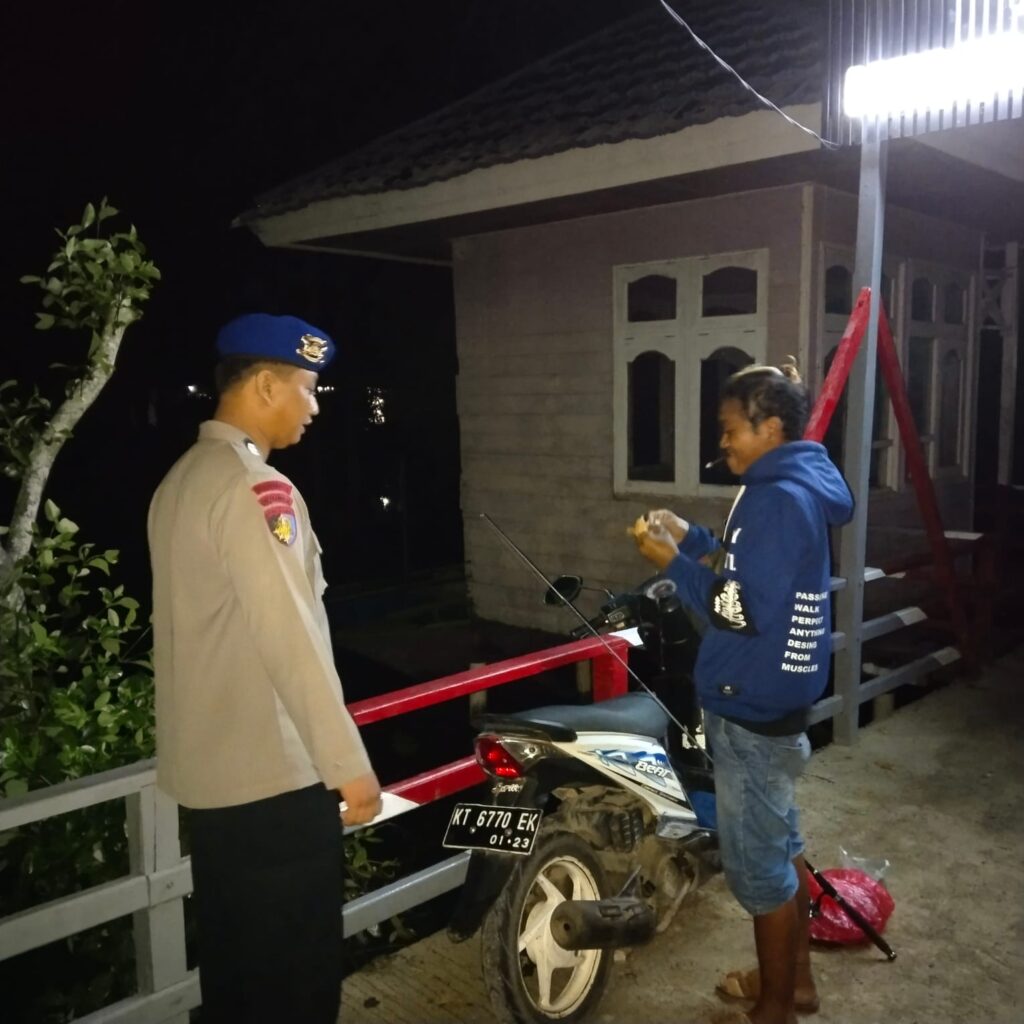 Beri Himbauan Kamtibmas, Bhabinkamtibmas Sat Polairud Polres Paser Lakukan Patroli Dialogis Kepada Warga Pesisir WhatsApp Image 2024 07 29 at 14.57.00
