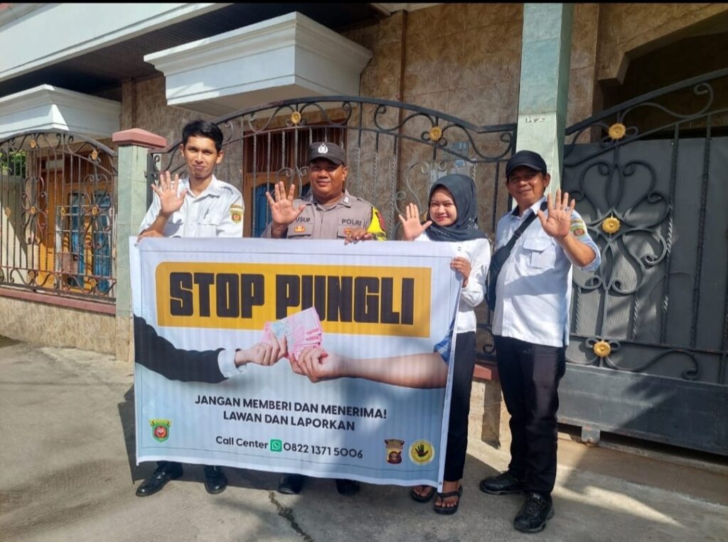 Bhabinkamtibmas Teluk Lerong Ulu Terus Gencar Sosialisasikan Stop Pungli Kepada Masyarakat WhatsApp Image 2024 07 30 at 10.24.21