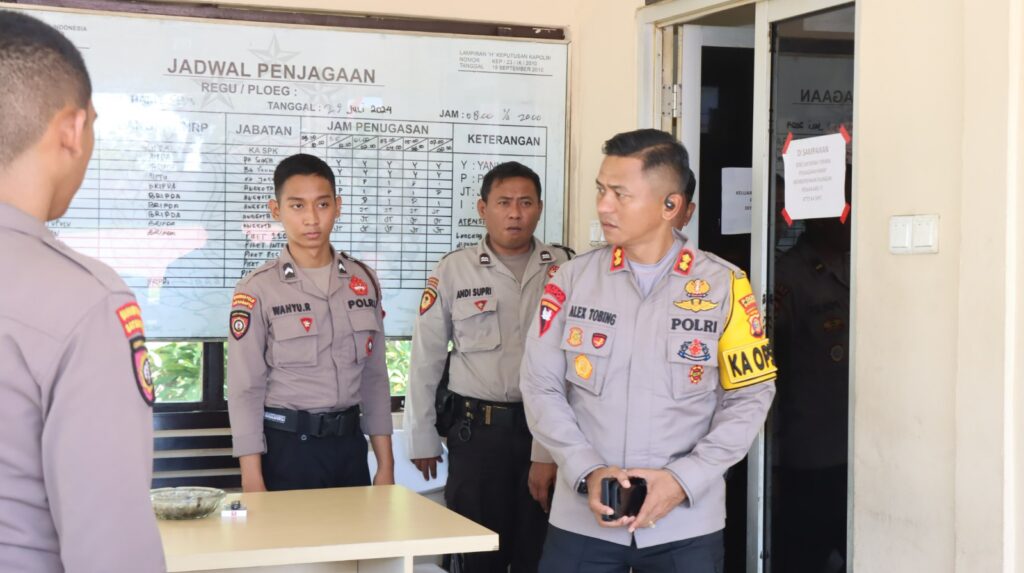 Tingkatkan Kualitas Pelayanan, Kapolres Bontang Lakukan Pengecekan Pelayanan Publik SPKT WhatsApp Image 2024 07 30 at 10.24.22
