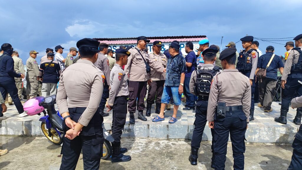 Pastikan Situasi Kondusif, Polres Bontang Lakukan Pengamanan Penertiban Warung di Sekitar Masjid Terapung WhatsApp Image 2024 07 30 at 11.46.06 45755a81
