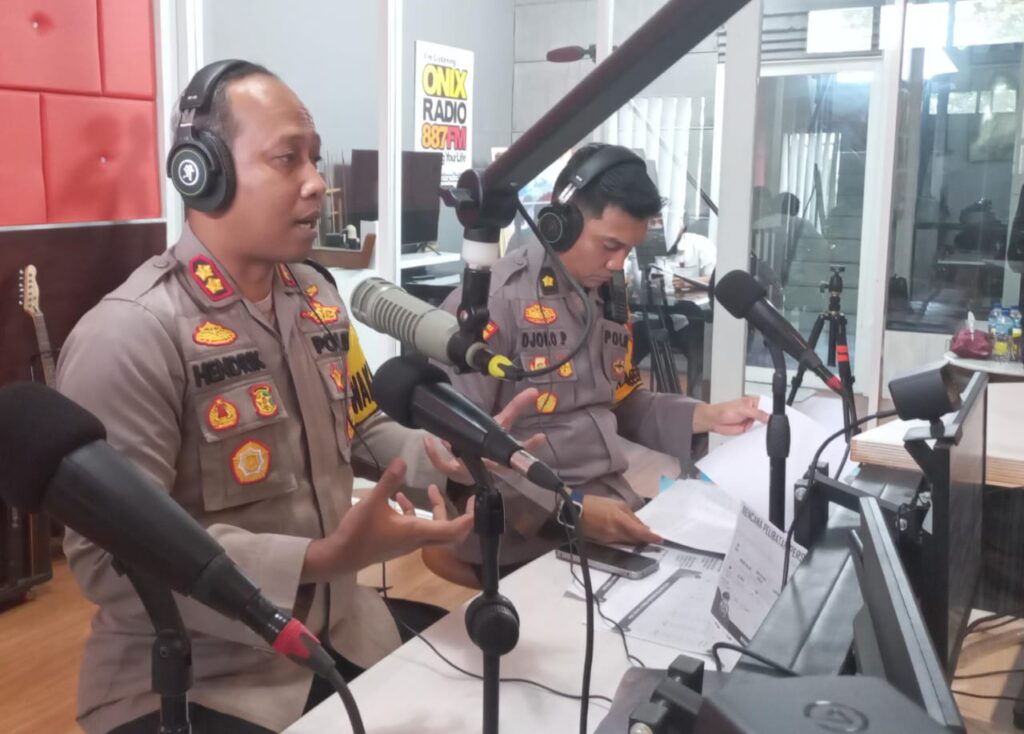 Wakapolresta Balikpapan Sampaikan Kesiapan Pengamanan Pemilukada Melalui Talkshow Onix Radio Balikpapan WhatsApp Image 2024 07 31 at 19.32.45 6006b267